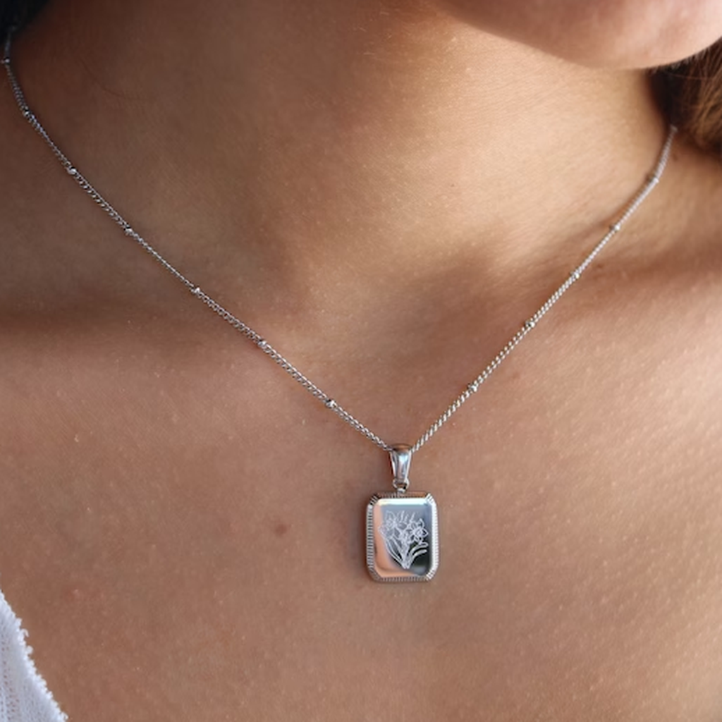 Retro Necklace in White Gold