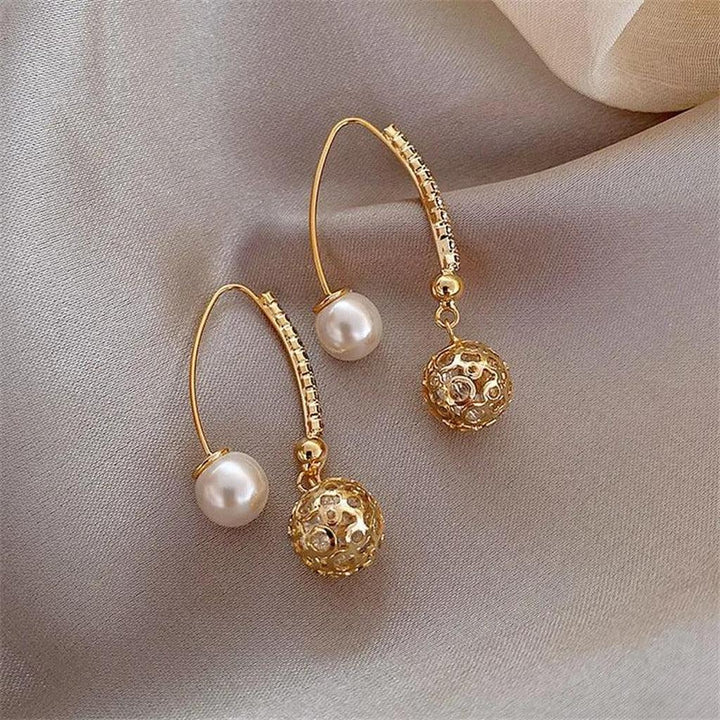Retro Gold Drop Earrings with Daisies