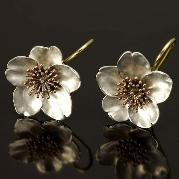 Retro Earrings in White Gold and Gold with Flowers