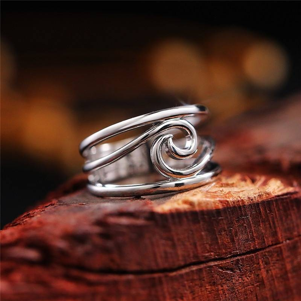 Retro Ring in White Gold with Wave