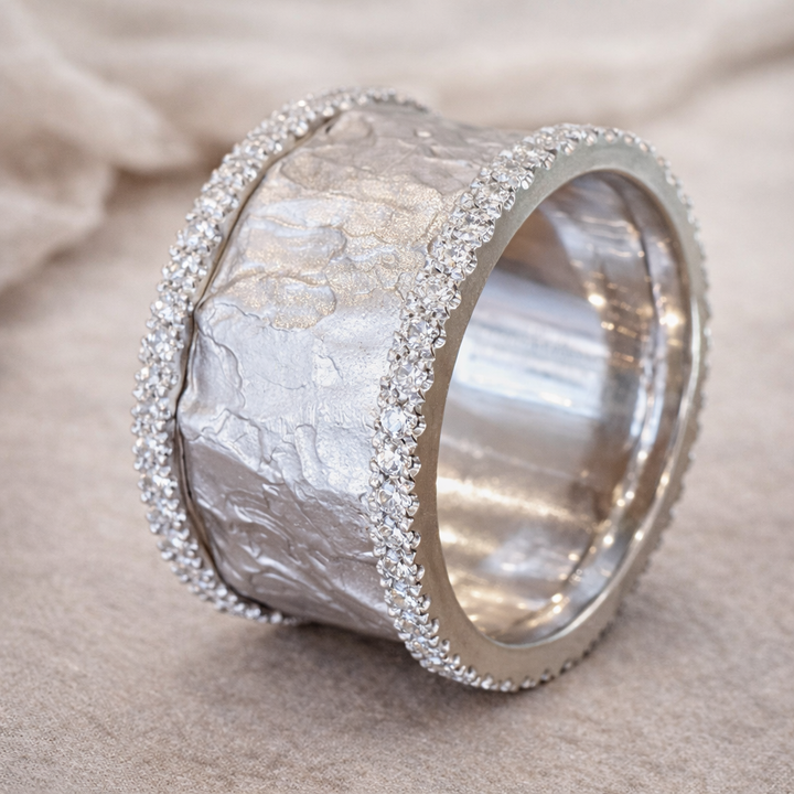 Retro ring with diamonds in white gold