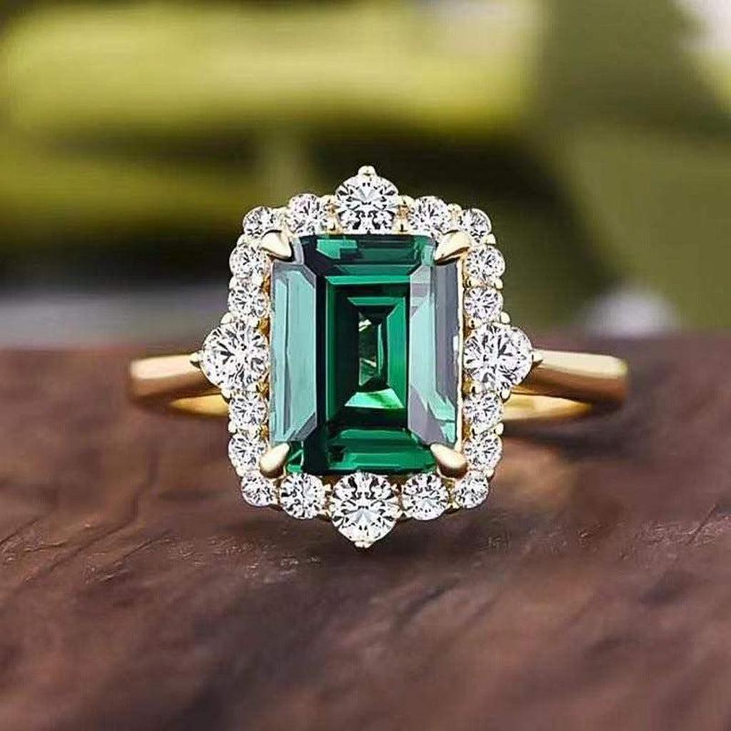 Queen's Ring with Emerald