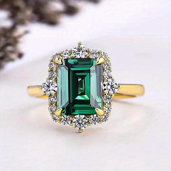 Queen's Ring with Emerald