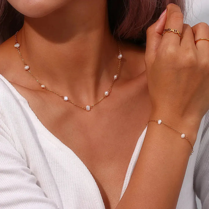 Set: Necklace and Bracelet with Daisy Designs in Stainless Steel