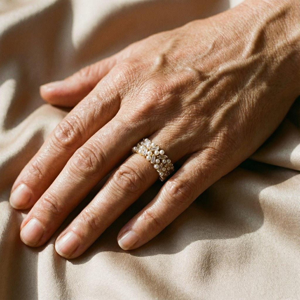 Adjustable Retro Ring with Pearls and Golden Crystals