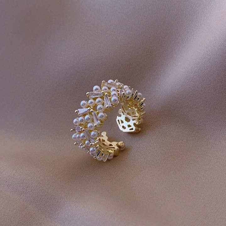 Adjustable Retro Ring with Pearls and Golden Crystals