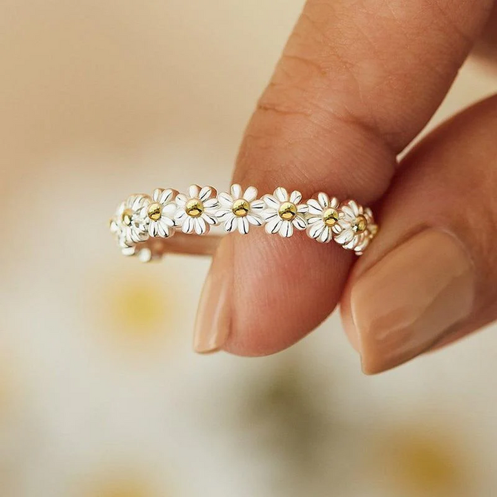 Adjustable Ring in White Gold with Handmade Enamel and Daisies