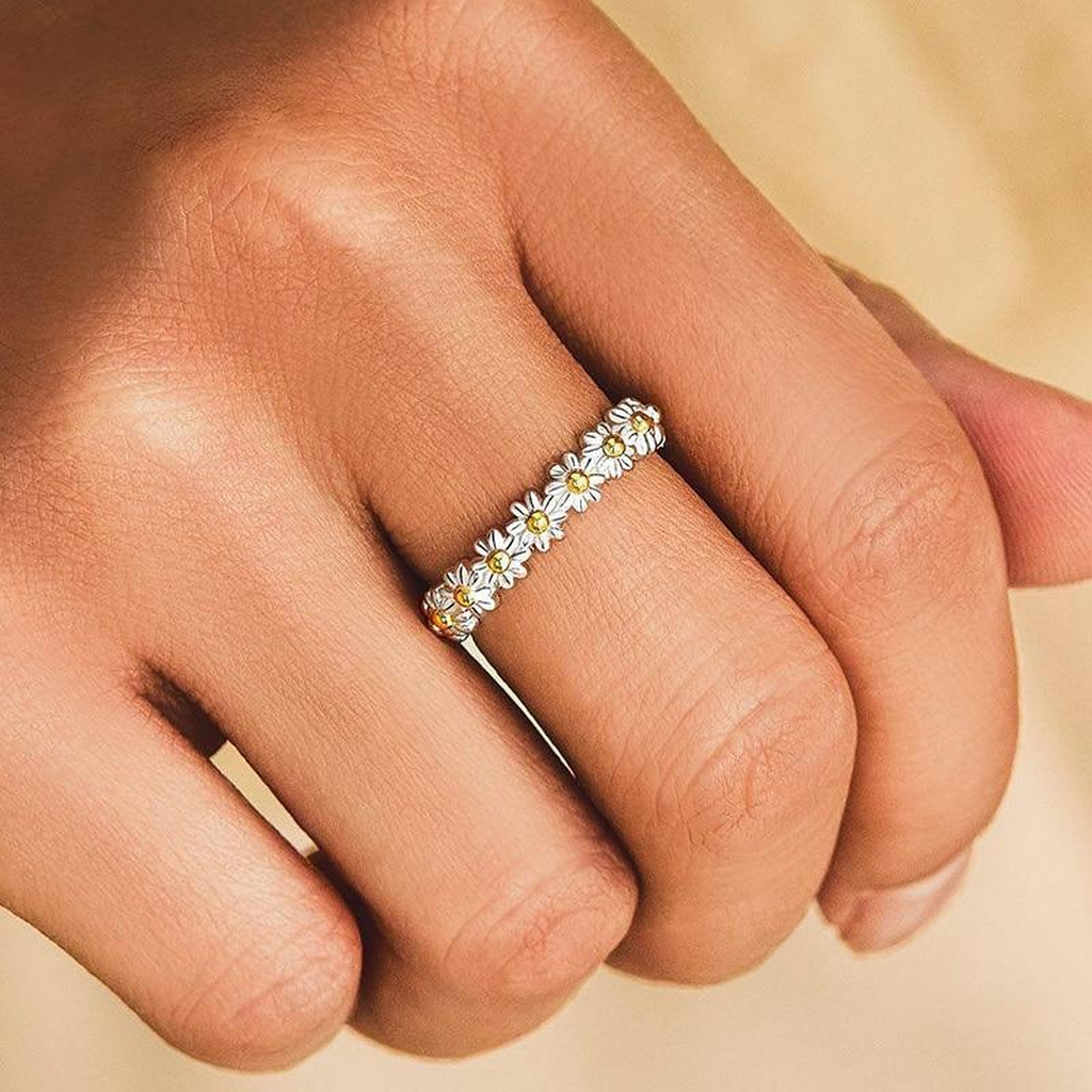 Adjustable Ring in White Gold with Handmade Enamel and Daisies
