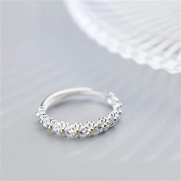 Adjustable Ring in White Gold with Handmade Enamel and Daisies