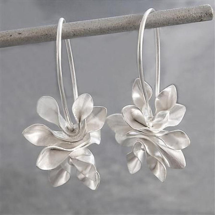 Vintage earrings made of white gold with irregular flowers