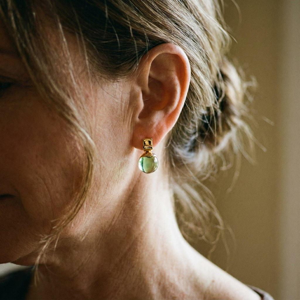Vintage Earrings with Green Crystal in Gold