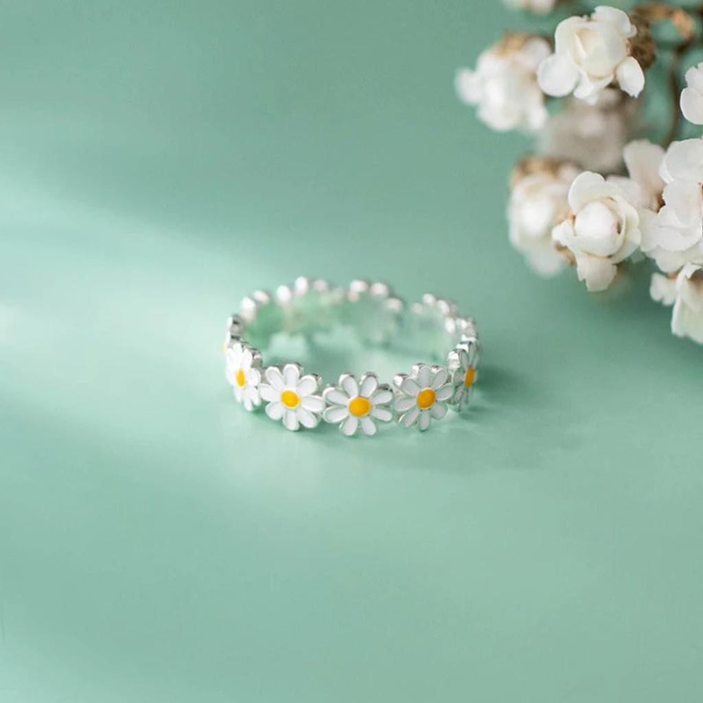 White Gold Ring in the Shape of a Daisy