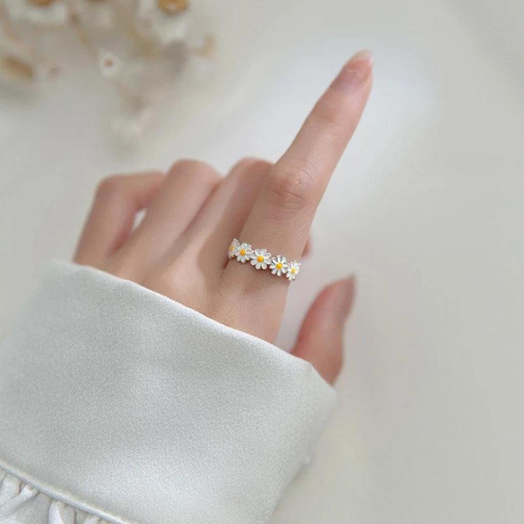 White Gold Ring in the Shape of a Daisy