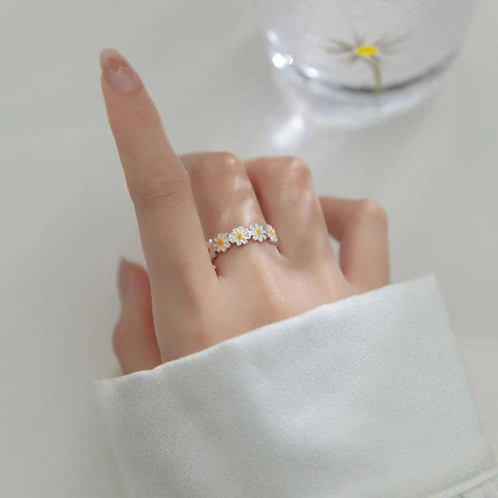 White Gold Ring in the Shape of a Daisy