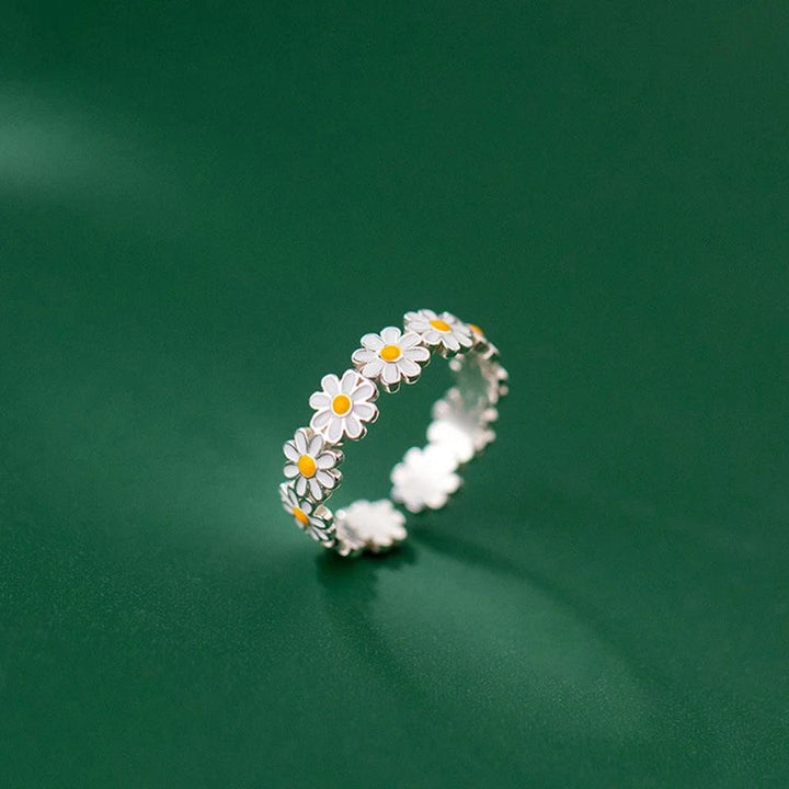 White Gold Ring in the Shape of a Daisy
